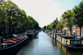 Amsterdam va interzice circulația ambarcațiunilor de agrement poluante pe canalele sale