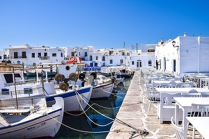 Santorini a primit primul vas de croazieră după seria de seisme din februarie
