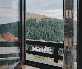 Zona montană Rânca, aproape pustie de Sărbătorile Pascale. Majoritatea unităților de cazare, închise