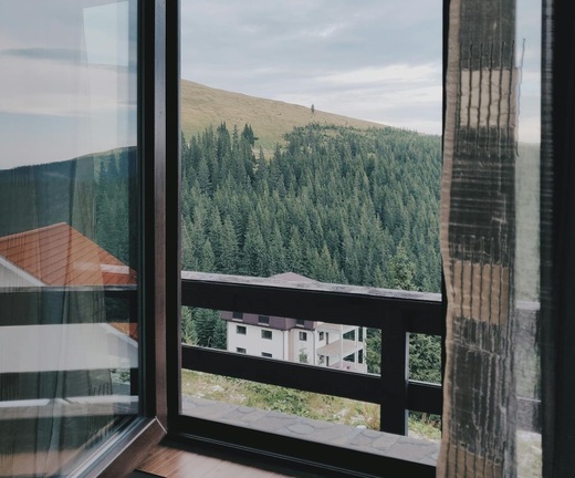 Zona montană Rânca, aproape pustie de Sărbătorile Pascale. Majoritatea unităților de cazare, închise