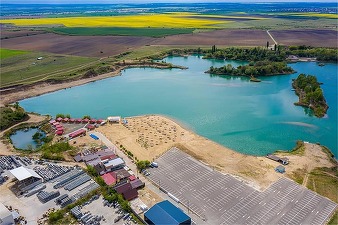 Sute de tone de nisip și palmieri pe ”Litoralul Vestului” pentru împrospătare