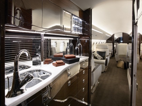 FOTO Noua companie aeriană românească, lansată de un discret antreprenor, se extinde. Zboruri charter de lux 