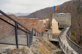 Cetatea Poienari, închisă din cauza urșilor, se redeschide pentru turiști