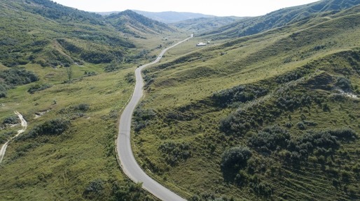 Drumul către Vulcanii Noroioși, cel mai cunoscut obiectiv turistic din județul Buzău, va intra în reabilitare