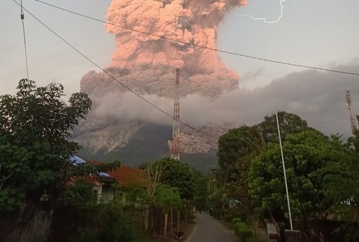 VIDEO Numeroase zboruri către Bali au fost anulate după erupția unui vulcan