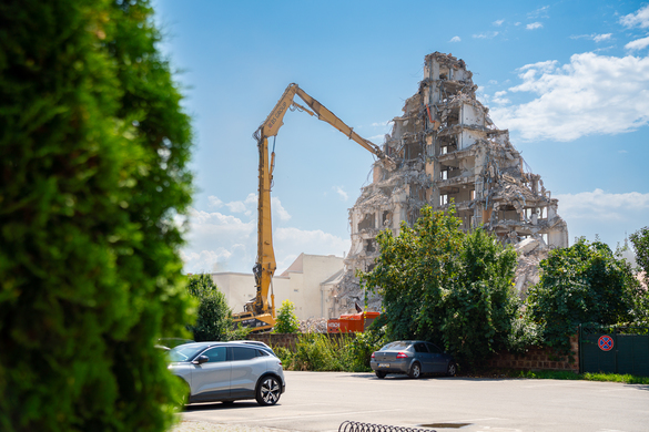 Hotelul din România, construit de comuniști, pe care nu l-a vrut nimeni - demolat VIDEO&FOTO