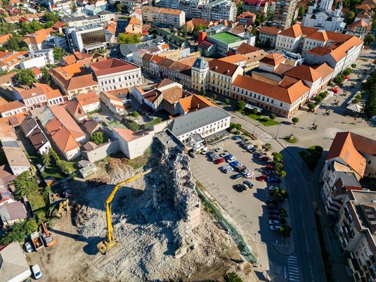 Hotelul din România, construit de comuniști, pe care nu l-a vrut nimeni - demolat VIDEO&FOTO