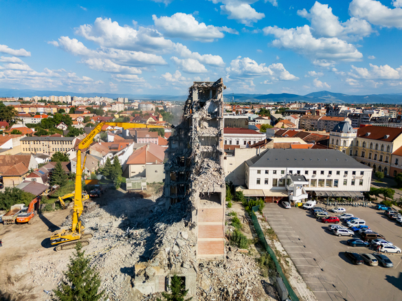 Hotelul din România, construit de comuniști, pe care nu l-a vrut nimeni - demolat VIDEO&FOTO