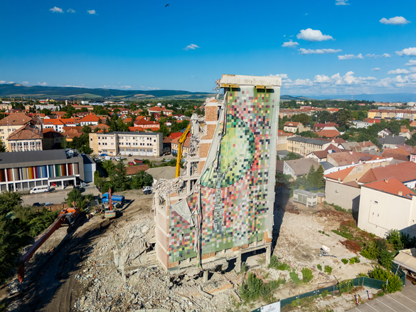 Hotelul din România, construit de comuniști, pe care nu l-a vrut nimeni - demolat VIDEO&FOTO