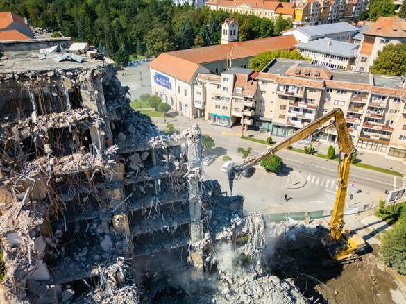 Hotelul din România, construit de comuniști, pe care nu l-a vrut nimeni - demolat VIDEO&FOTO