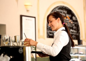 Criză în restaurante și hoteluri. Afacerile se prăbușșesc dacă TVA crește - IMM România