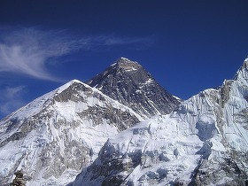Număr record de alpiniști care au escaladat Everestul pe ruta din Nepal într-o singură zi
