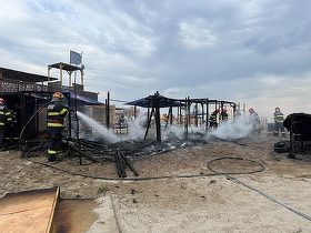 VIDEO&FOTO Incendiu pe plaja din Constanța. Au ars o magazie de kite-uri și două ambarcațiuni