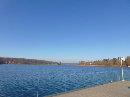 Burcea a scos la vânzare 75 de apartamente pe lacul Snagov