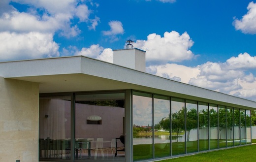 GALERIE FOTO "Casa de pe lac" de la Buftea, la vânzare pentru 2 milioane de euro
