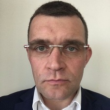 Al treilea cel mai bogat polonez, Michal Solowow, fost pilot de raliu, își trimite un manager specializat în vânzări să-i conducă firma din România