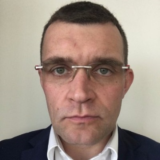 Al treilea cel mai bogat polonez, Michal Solowow, fost pilot de raliu, își trimite un manager specializat în vânzări să-i conducă firma din România