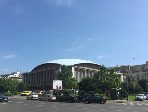 Sala Palatului, proiectată de comuniști, va fi renovată cu 30 milioane euro, printr-un împrumut de 180 milioane euro pe 20 ani de la BDCE, după ce dirijori faimoși au reclamat condiții proaste la concerte