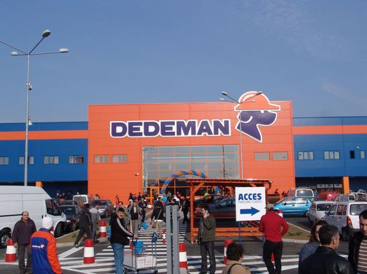 FOTO Dedeman renunță temporar la casca de protecție din logo-ul companiei 