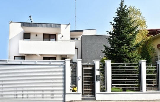 FOTO O casă inteligentă de lângă Pădurea Băneasa, scoasă la licitație de la 1,7 milioane de euro