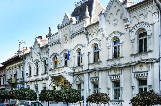 FOTO Palatul Andrenyi din Arad, construit în stil romanic cu accente baroce, pus în vânzare de la 2,5 milioane de euro
