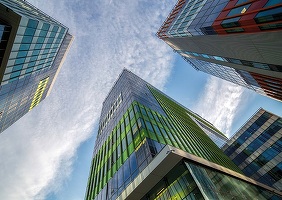 Globalworth, proprietarul clădirilor în care stau cu chirie majoritatea multinaționalelor, se îndatorează peste limita autoimpusă. Piața românească trece pe locul doi, deși are active mai valoroase