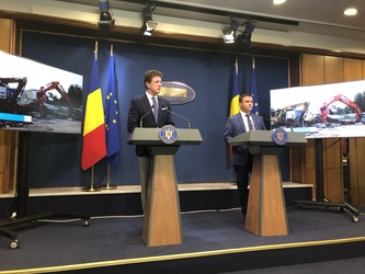 FOTO Guvernul promite să lanseze construcția a 400 de terenuri de fotbal. Gică Popescu - printre cei care promit