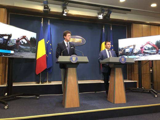 FOTO Guvernul promite să lanseze construcția a 400 de terenuri de fotbal. Gică Popescu - printre cei care promit