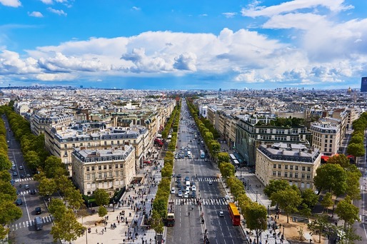 Vânzare record pentru o clădire de pe Champs-Elysee