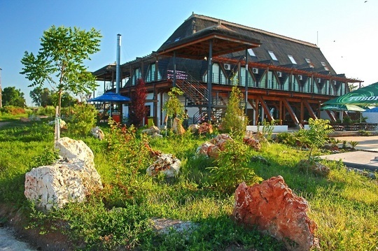 FOTO Casa cu stuf de pe malul Lacului Tătlăgeac, în stațiunea Olimp, este scoasă la vânzare