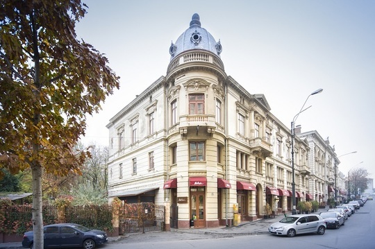 FOTO Palatul și grădinile Bragadiru, hotelurile Minerva din Craiova și New York din Cluj-Napoca, scoase la vânzare