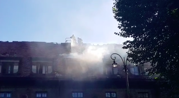 FOTO Hotelul Triumf, administrat de RA-APPS și aflat anual pe pierdere, a luat acum foc 