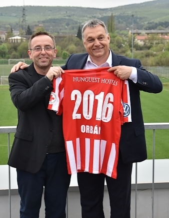 Leisztinger îi înmânează lui Viktor Orbán un tricou al echipei de fotbal Diósgyőr cu inscripția Hunguest, lanț hotelier pe care ulterior l-a vândut. SURSA FOTO: Amerikai Népszava