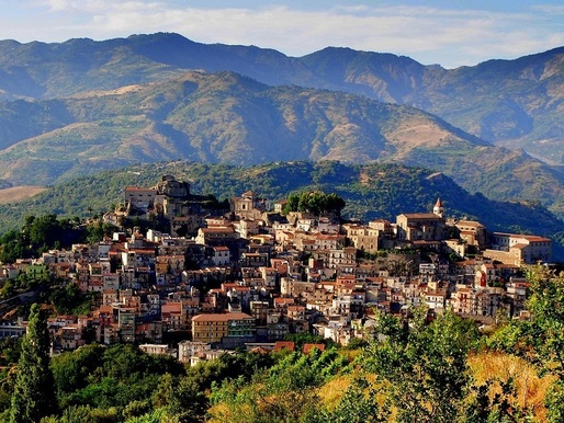 VIDEO Localitatea italiană Castiglione di Sicilia vinde aproape 900 de case la prețuri pornind de la 1 euro