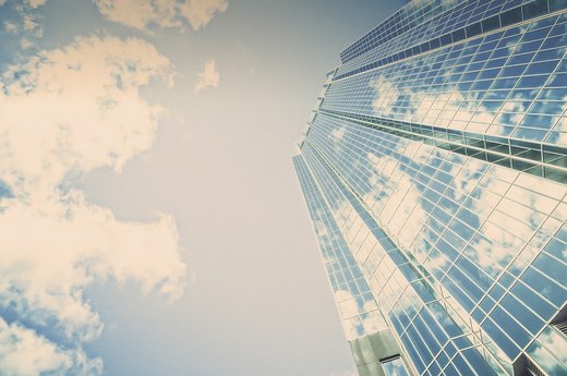 Investițiile pe piața imobiliarelor s-au redus cu 50% în primul trimestru