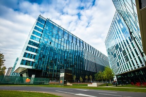 Tranzacție finalizată - Skanska vinde două clădiri de birouri, cu pistă de alergare pe acoperiș, către S IMMO. Cea mai mare tranzacție a Skanska pe piața românească. Proprietarul mall-ului Sun Plaza devine un jucător redutabil 