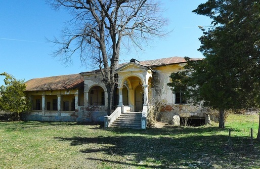 FOTO Conacul Poenaru din Gorj, construit la începutul secolului trecut în stil neoclasic, este de vânzare la 80.000 de euro
