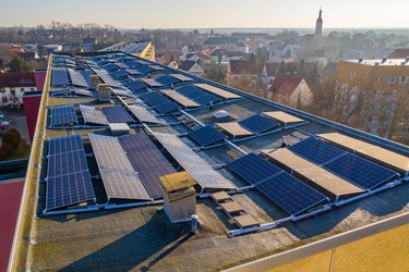 EXCLUSIV Fondul austriac Core Value Capital vine cu investiții de 800 milioane euro în parcuri fotovoltaice românești și, în paralel, intră pe piața rezidențială cu peste 550 apartamente și producție fotovoltaică pe blocuri. Exclus Dobrogea!