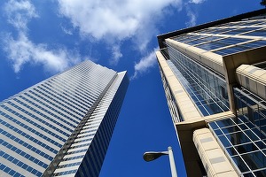Nouă sarcină pregătită pentru dezvoltatori: Clădirile nerezidențiale, de la cele de birouri până la hoteluri și mall-uri - echipate obligatoriu cu un anumit sistem de producere a energiei electrice 
