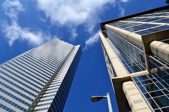 Nouă sarcină pregătită pentru dezvoltatori: Clădirile nerezidențiale, de la cele de birouri până la hoteluri și mall-uri - echipate obligatoriu cu un anumit sistem de producere a energiei electrice 