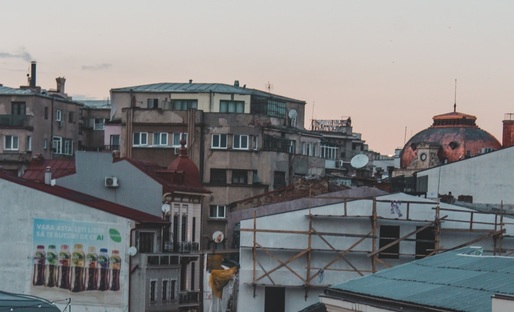 INFOGRAFICE Scăderi pe linie de preț pentru locuințele din București. Cele mai afectate sunt apartamentele cu 3 camere construite înainte de 1977