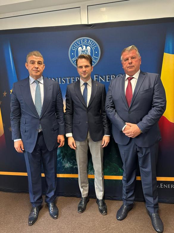 Ministrul Energiei, Sebastian Burduja, încadrat de Iulian Dascălu, președintele Iulius Real Estate (stânga), și de Sorin Ciutureanu, directorul general al Oil Terminal (dreapta). Sursă foto: Ministerul Energiei