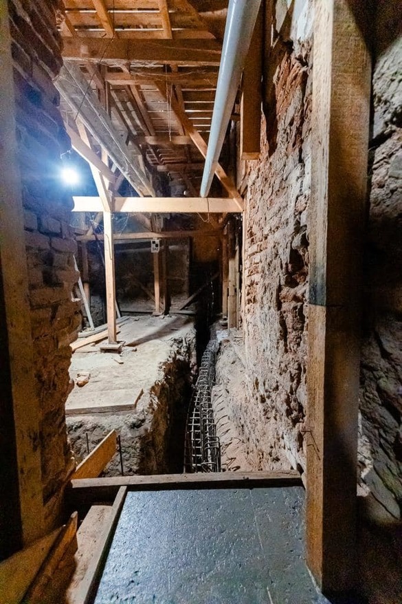 FOTO Nicușor Dan: Lucrările de consolidare la imobilul din str. Bărăției nr. 50, clădire veche de 200 de ani, sunt în plină desfășurare