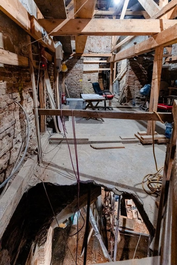 FOTO Nicușor Dan: Lucrările de consolidare la imobilul din str. Bărăției nr. 50, clădire veche de 200 de ani, sunt în plină desfășurare