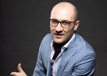 A gestionat proiecte în valoare de aproape 600 de milioane de euro în calitate de manager de proiect, iar acum dezvoltă o academie prin care să îi învețe și pe alții cum să atingă excelența în industria construcțiilor