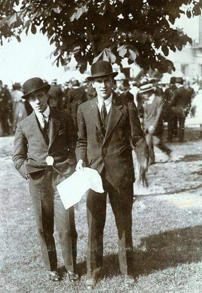 Generalul Rosetti și fratele său Andrei la hipodrom, cu buletinul de pariuri. 1914. Arhiva Natională București.