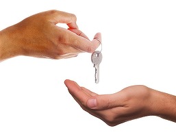 Chiriile au scăzut comparativ cu martie, dar au crescut puternic față de anul trecut.  Cu cât a ajuns să fie închiriat un apartament. "Observăm o ajustare semnificativă. Asistăm la o reconfigurare a dinamicii pieței."