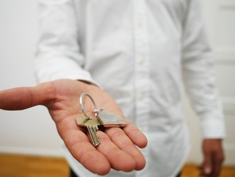 DECIZIE Măsură împotriva ”clanurilor imobiliare”: Închisoare de până la 5 ani pentru cei care fac presiuni asupra proprietarilor astfel încât să își vândă imobilele 