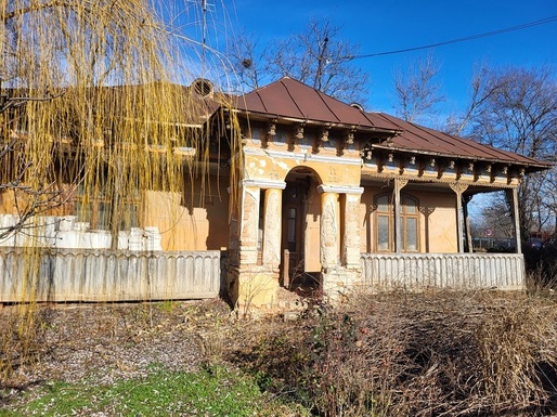 FOTO O casă care a aparținut unuia dintre primii telefoniști din România, amenințată cu demolarea, a fost relocată la Măgurele. Voluntarii, invitați să o salveze