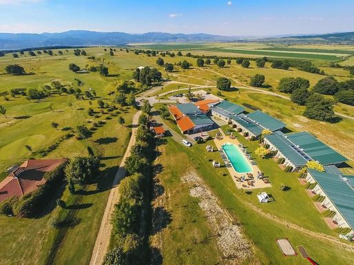 EXCLUSIV FOTO Dorin Mateiu și Ioan Străjan au vândut Golf Hotel Pianu fraților Duman. Hotelul, de lângă clubul făcut celebru de Iohannis, devine centru de dezintoxicare